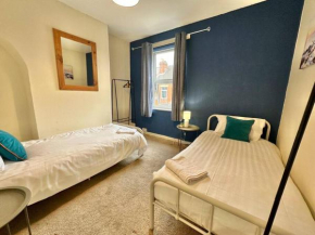 EasyRest House 3 Grantham - 5 Beds & Free Parking - Easy Location - Access to A1, Town Centre & Shops